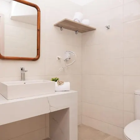 Modern Zante - Private Pool - 2 Bedrooms & Bathrooms - - Centre Location Villa